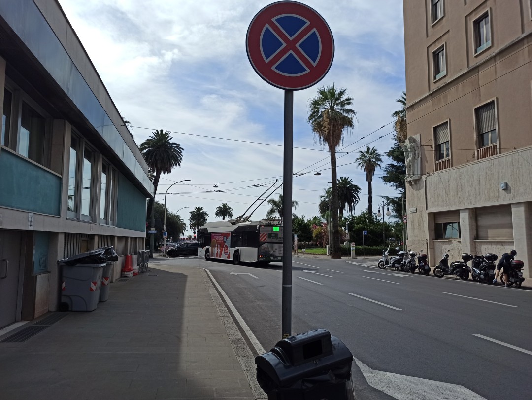 Obus Nr. 827 vom polnischen Typ Solaris Trollino 12 auf der Via Venti Settembre